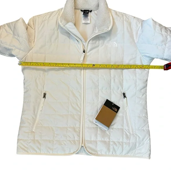 The North Face Women's White Puffer Jacket - Picture 6 of 16